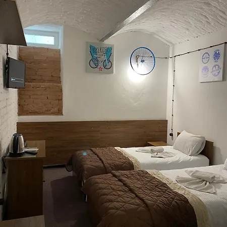 Hotel лісапед на зустрічній *