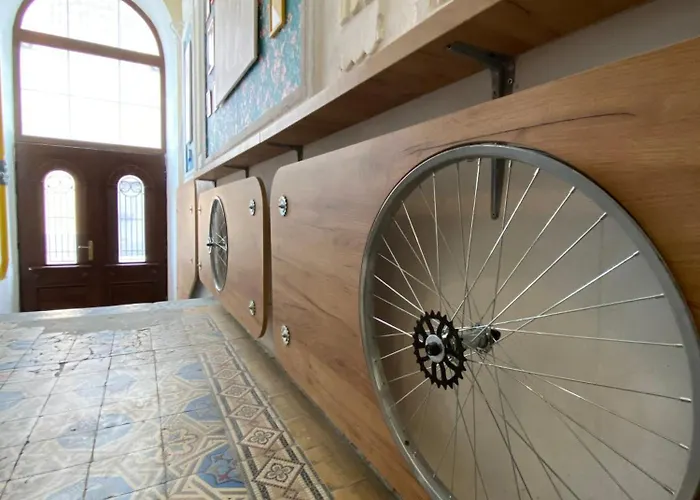 лісапед на зустрічній Hotel *